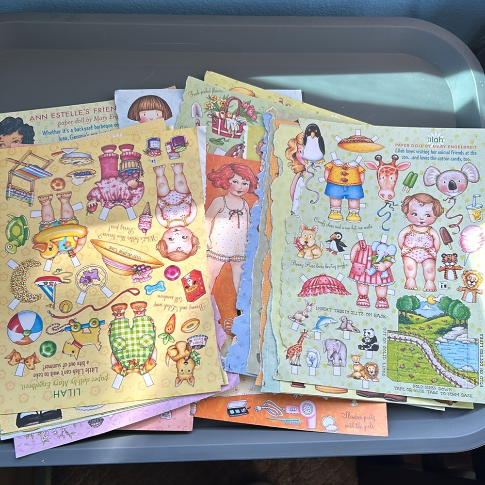 27 pages of paper dolls - Picture 2 of 3